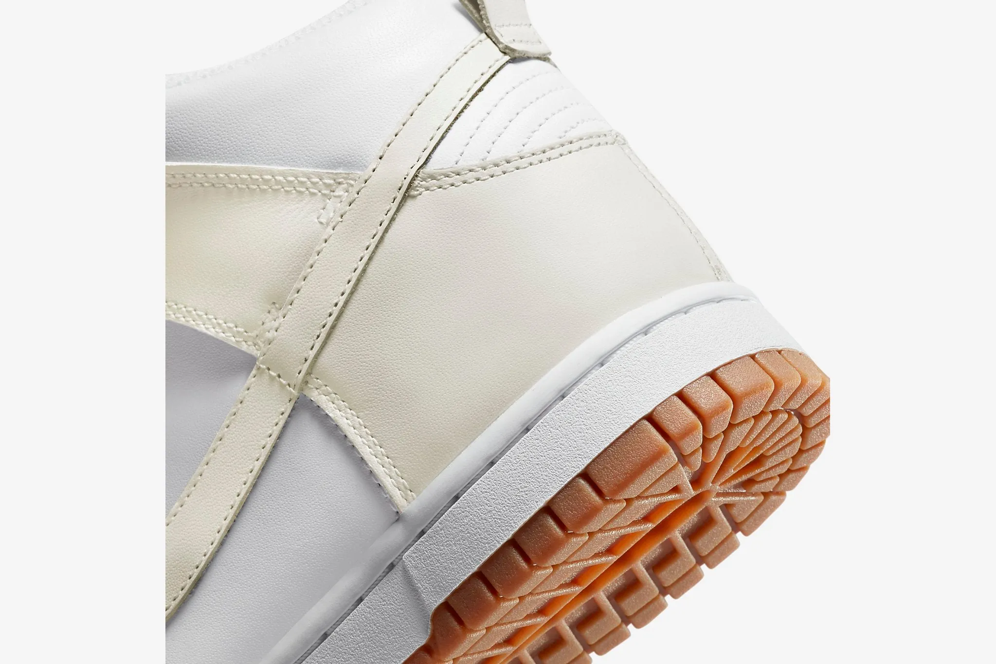 Nike Dunk High W - White / Sail / Gum Med Brown